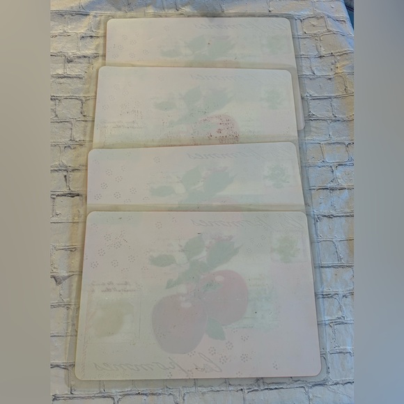 SET OF (4) PLASTIC APPLE THEMED PLACEMATS - Picture 7 of 7
